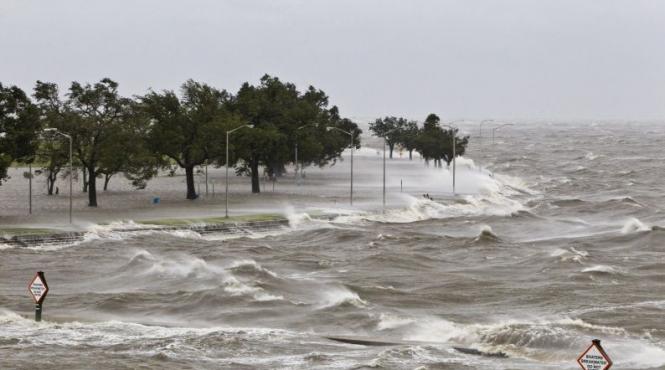 uraganul isaac a lovit louisiana urmeaza new orleans la exact 7 ani de cand katrina a devastat regiunea vezi imagini din satelit