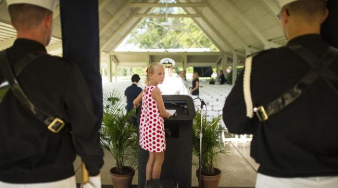 drapelul american a fost coborat in berna in timpul funeraliilor lui neil armstrong