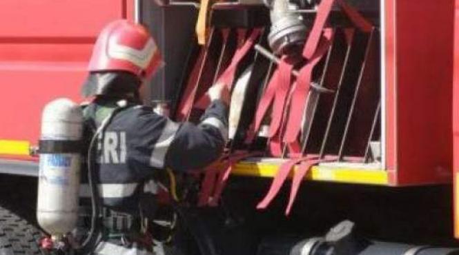 pericol de explozie la dragasani unde o masina a rupt o pompa dintr o benzinarie