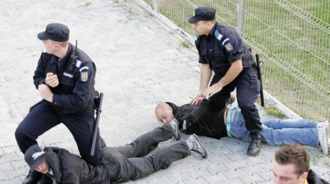 sase tineri dintre care trei minori au fost retinuti inaintea mitingului de la sfantu gheorghe