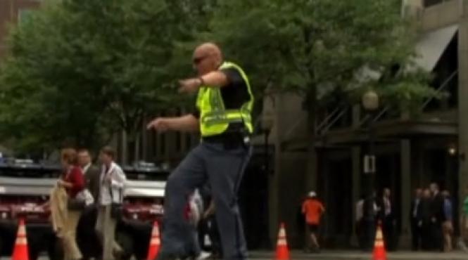 trafic dirijat in pasi de dans video