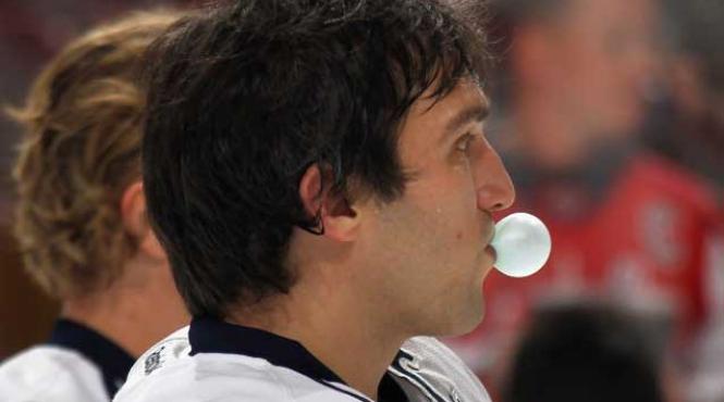 era etichetelor mincinoase apune guma nu va face dintii mai albi si sanatatea de fier nu se gaseste la magazin