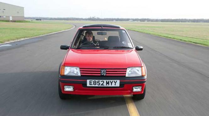 legende pe roti hammond conduce peugeot 205 gti