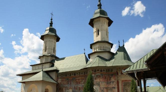 enoriasii invitati sa dea like manastirilor din bucovina