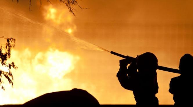 puternic incendiu in zona cozia focul se intinde pe o suprafata de trei hectare