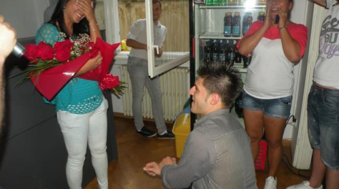 vrei sa fii sotia mea modul inedit in care un bucurestean si a cerut iubita in casatorie video