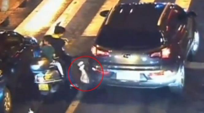 video nu o sa ti vina sa crezi o masina trece peste capul unui copil intr o intersectie