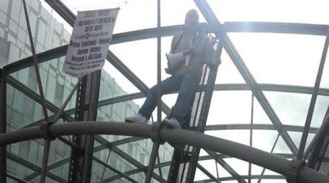 protest la fereastra parlamentului european roman incatusat dupa ce a strigat impotriva lui barroso