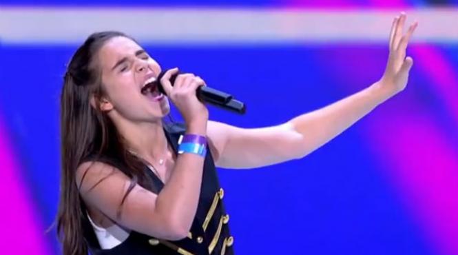 video peste 2 milioane de persoane s au uitat la fata de 13 ani care a uimit juriul de la x factor din sua