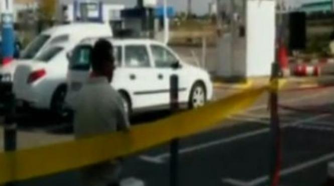 mai multe masini lovite de proiectile militare in militari mapn admite ca au avut loc trageri in apropiere