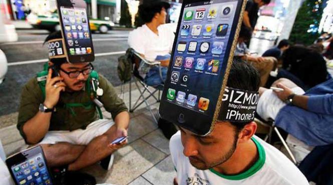 iphone 5 dezlantuit fanii apple din intreaga lume au pus mana pe noul model de telefon