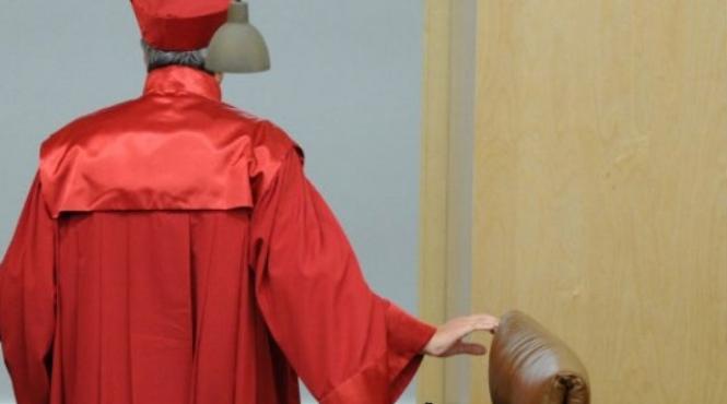 top 15 cele mai ridicole procese de la datul in judecata al mortului nepoliticos la acuzarea lui dumnezeu de amenintari teroriste