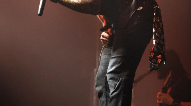 solistul formatiei papa roach a vrut sa se sinucida m am dus in california sa ma spanzur