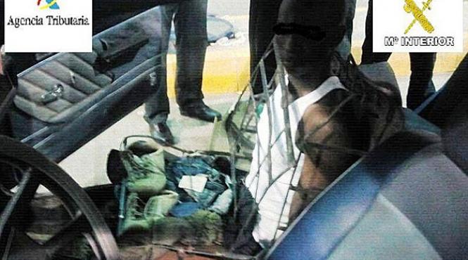 i a lasat masca pe vamesi in ce s a deghizat un imigrant ilegal din guineea pentru a putea intra in spania