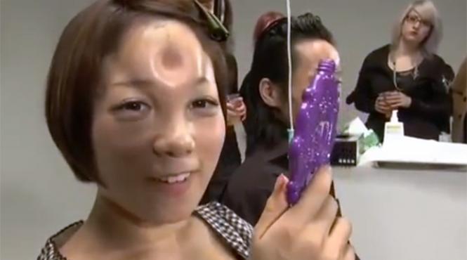 video moda neobisnuita in japonia tinerii isi injecteaza solutii saline in frunte