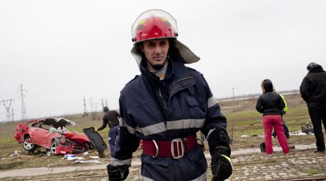 patru tineri au murit dupa ce au intrat cu masina intr un copac soferul avea permisul suspendat