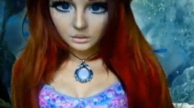 video faceti cunostinta cu adolescenta care s a transformat in papusa