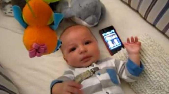 video un bebelus calmat de melodia din filmul star wars