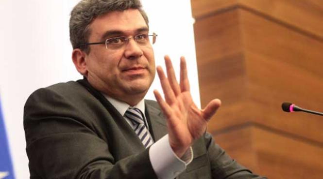 cearta in pdl disperatul baconschi si traseistul badea isi disputa colegiul din diaspora