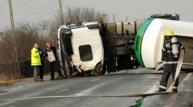 o cisterna incarcata cu motorina s a rasturnat in judetul vrancea exista risc de incendiu