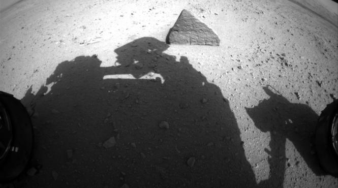 robotul curiosity a descoperit pe marte un obiect stralucitor
