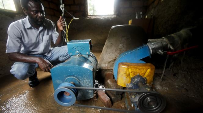 galerie foto un barbat autodidact electrifica satele din rwanda