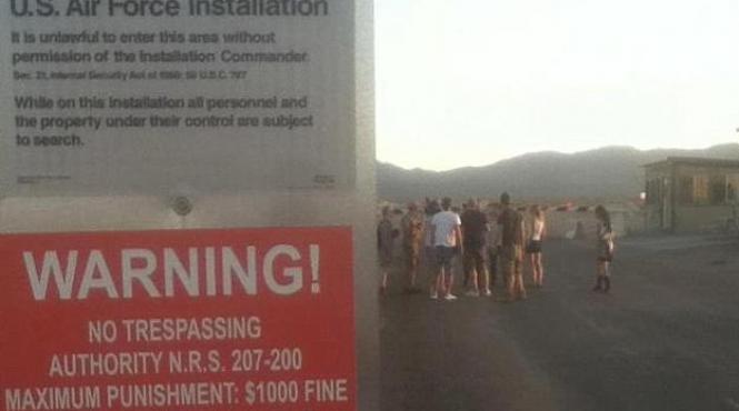 jurnalisti bbc news amenintati cu arma dupa ce au incercat sa intre in misterioasa zona 51