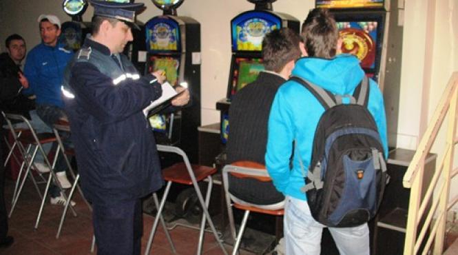 elevi chiulangii dusi la scoala cu politia