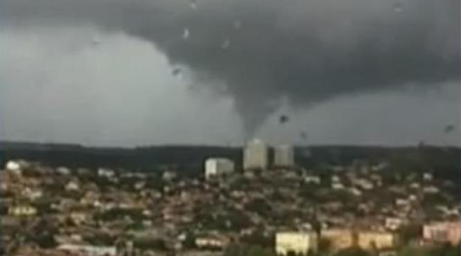 imagini spectaculoase doua tornade violente au maturat doua orase din sudul frantei video