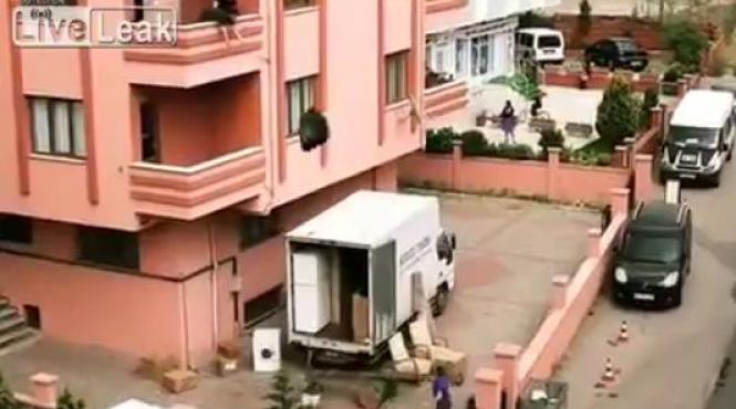 cum se muta un turc intr un apartament nou metoda ingenioasa prin care isi urca lucrurile la etaj video