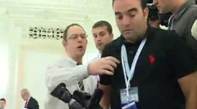 incident la congresul ppe jurnalist bruscat de un agent de paza