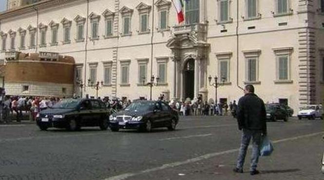 un roman si a dat foc la roma in fata sediului presedintiei italiei