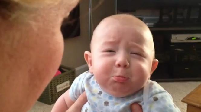 bebelusul care rade cand aude latrat si plange la mieunat