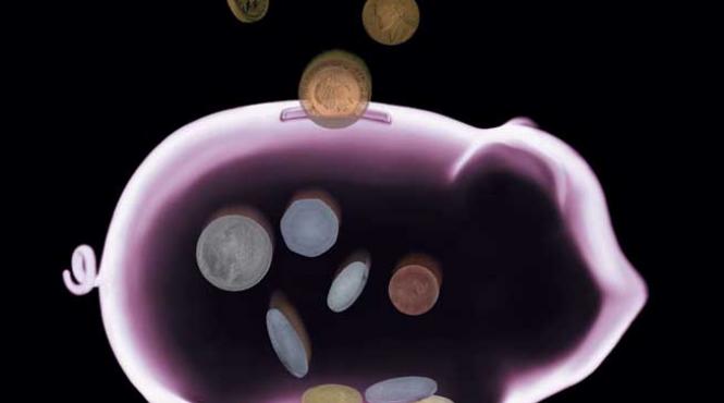 criza i a facut pe romani mai economi