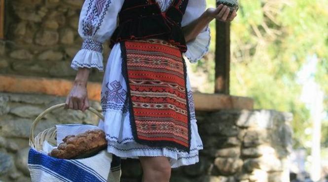 costum popular de acum 50 de ani sursa de inspiratie pentru o colectie semnata dorin negrau