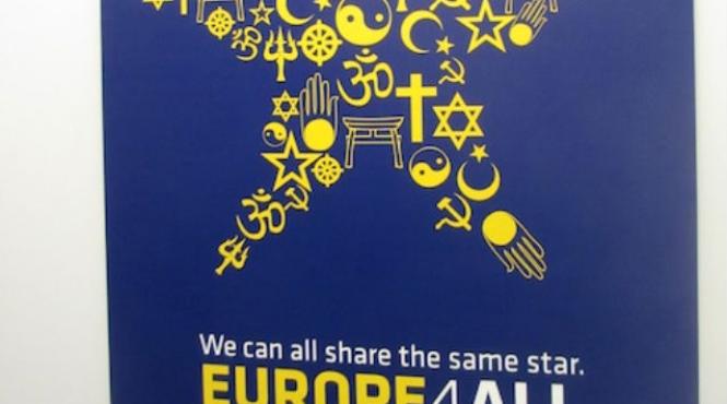 un poster in care apareau secera i ciocanul dat jos din sediul comisiei europene dupa ce lituania i a exprimat consternarea