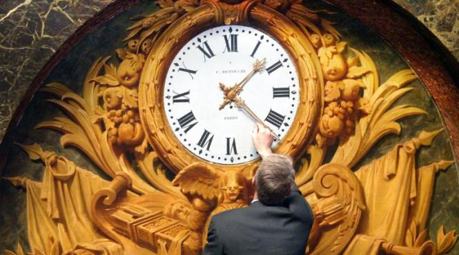 trecem la ora de iarna duminica ceasurile vor fi date inapoi cu o ora