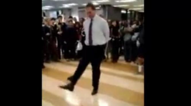 viral pe net directorul unui liceu filmat cand danseaza in biblioteca scolii barbatul rupe podeaua in stil irlandez video