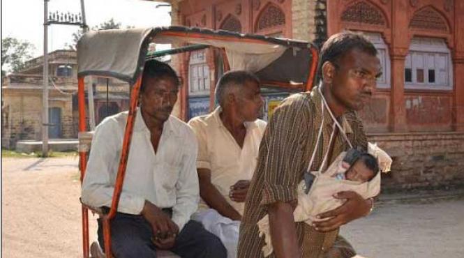 este fortat sa lucreze zi de zi cu copilul de numai o luna dupa ce mama sa moare imediat dupa nastere