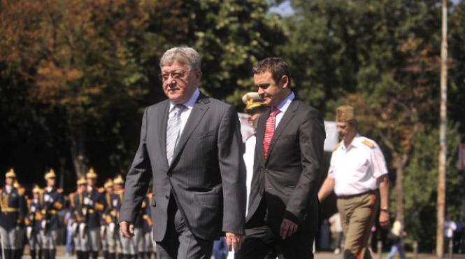 armata i i face reclama in mall uri pentru a atrage viitori recru i