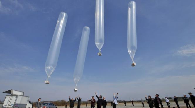 mii de manifeste politice aruncante de sud coreeni la vecinul comunist coreea de nord ameninta cu un atac nemilos