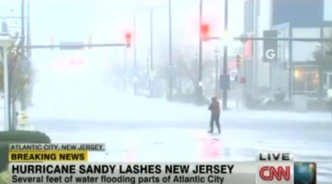 reporter cnn aproape sa fie luat pe sus de uraganul sandy in timpul unui live din new jersey video