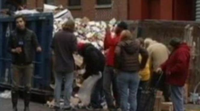 imagini incredibile newyorkezii cauta mancare in gunoaie