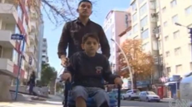 video povestea emotionanta a baiatului de 11 ani care are un picior amputat din cauza razboiului din siria