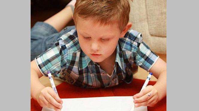 mainile ognida un baietel de patru ani sufera de o boala care face ca o mana sa imite exact ce face cealalta