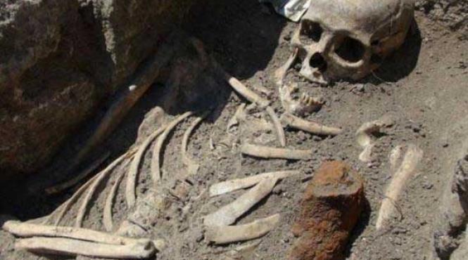 scheletul unui vampir a fost descoperit in marea britanie avea taruse in umeri inima si glezne