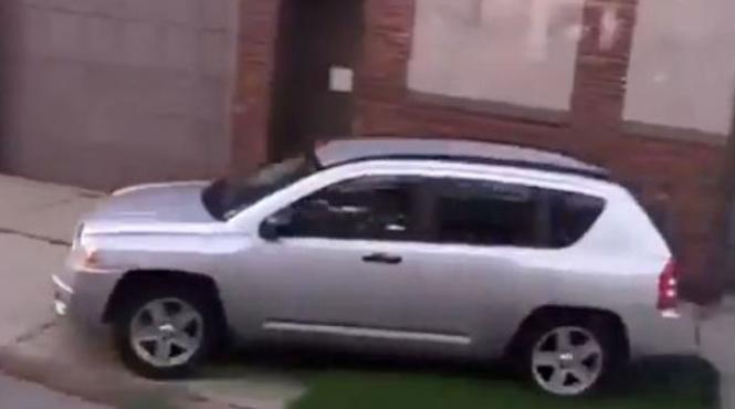 video condamnata sa stea in intersec ie inand o pancarta cu formula idioata vezi de la ce i s a tras