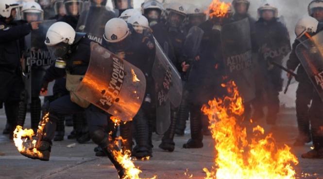 proteste violente la atena 100 000 de greci protesteaza in fata parlamentului