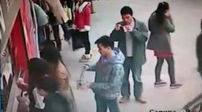 metoda ingenioasa de furt ce instrument folosesc chinezii ca sa goleasca buzunarele trecatorilor video