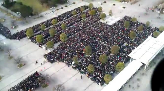 asa arata o coada de jumatate de milion de oameni imagini incrdibile de la cel mai mare targ de benzi desenate din lume video